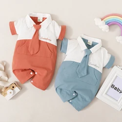 Barboteuse avec lettres imprimées pour bébés garçons, combinaison à manches courtes et col à revers avec poche pour l'été 