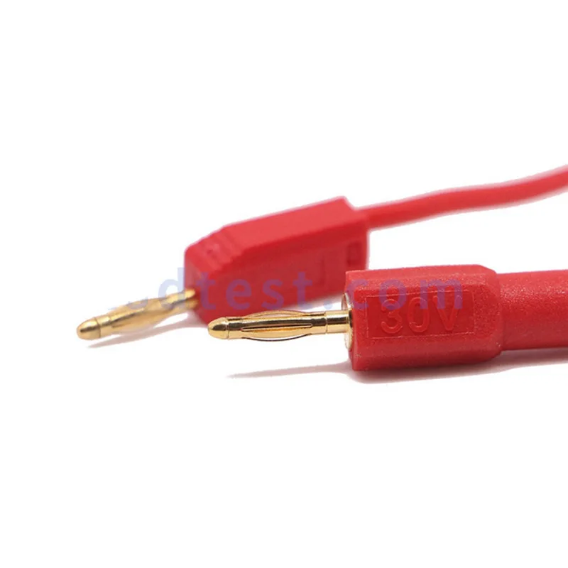 Connecteur banane mâle 2mm inséré dans un jack femelle 4mm, détail du plaquage or.