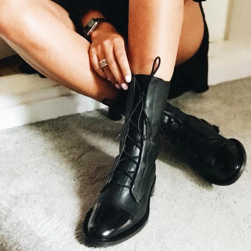Черные зимние мотоциклетные ботинки; женские ботинки до середины икры на шнуровке в британском стиле; ботинки на низком каблуке в стиле панк; женская обувь; botas mujer