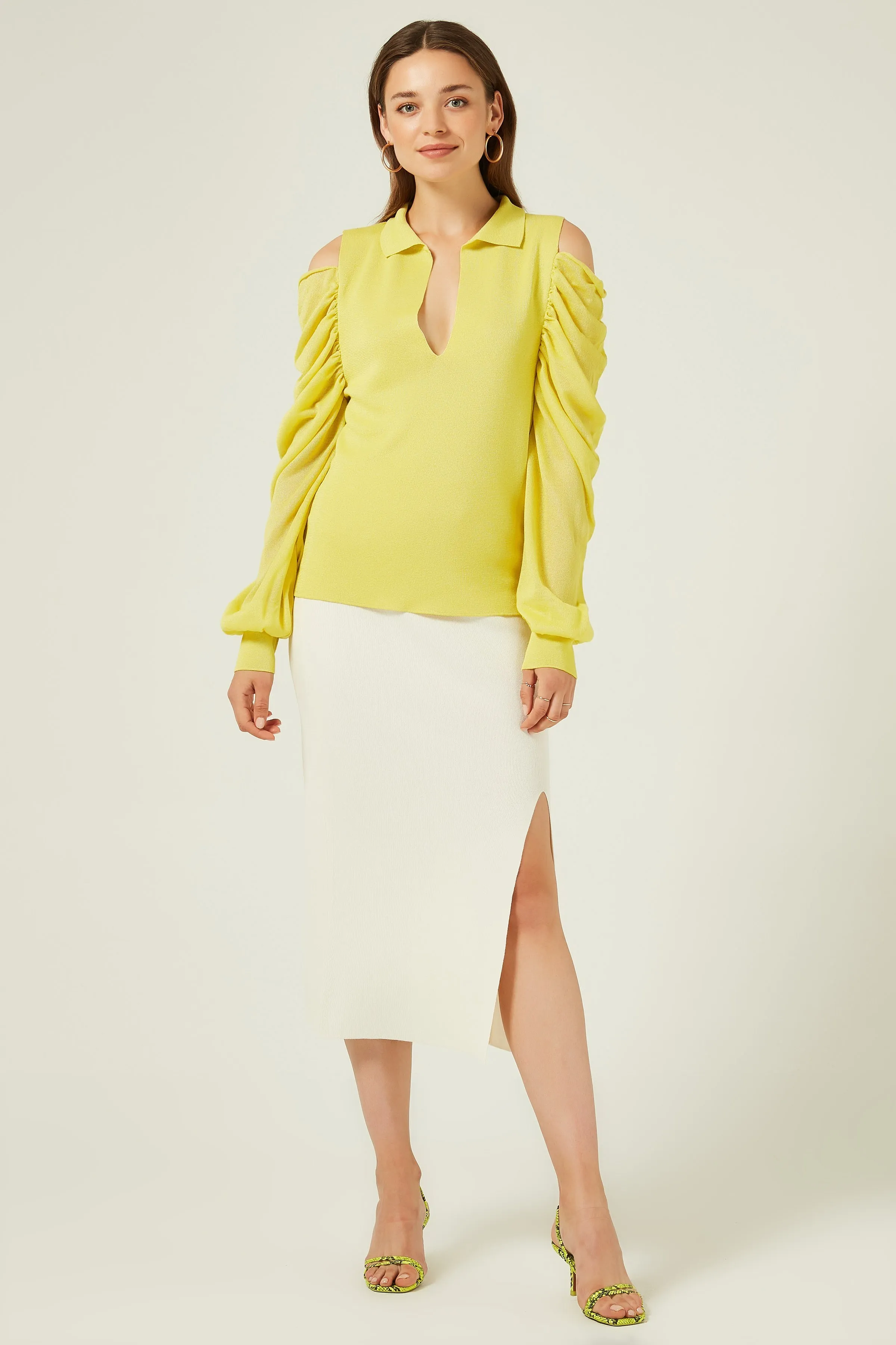 

TRANSPARAN POLO V-NECK OMUZLARI HANDLES ON DRAPED KNITWEAR BLUZ