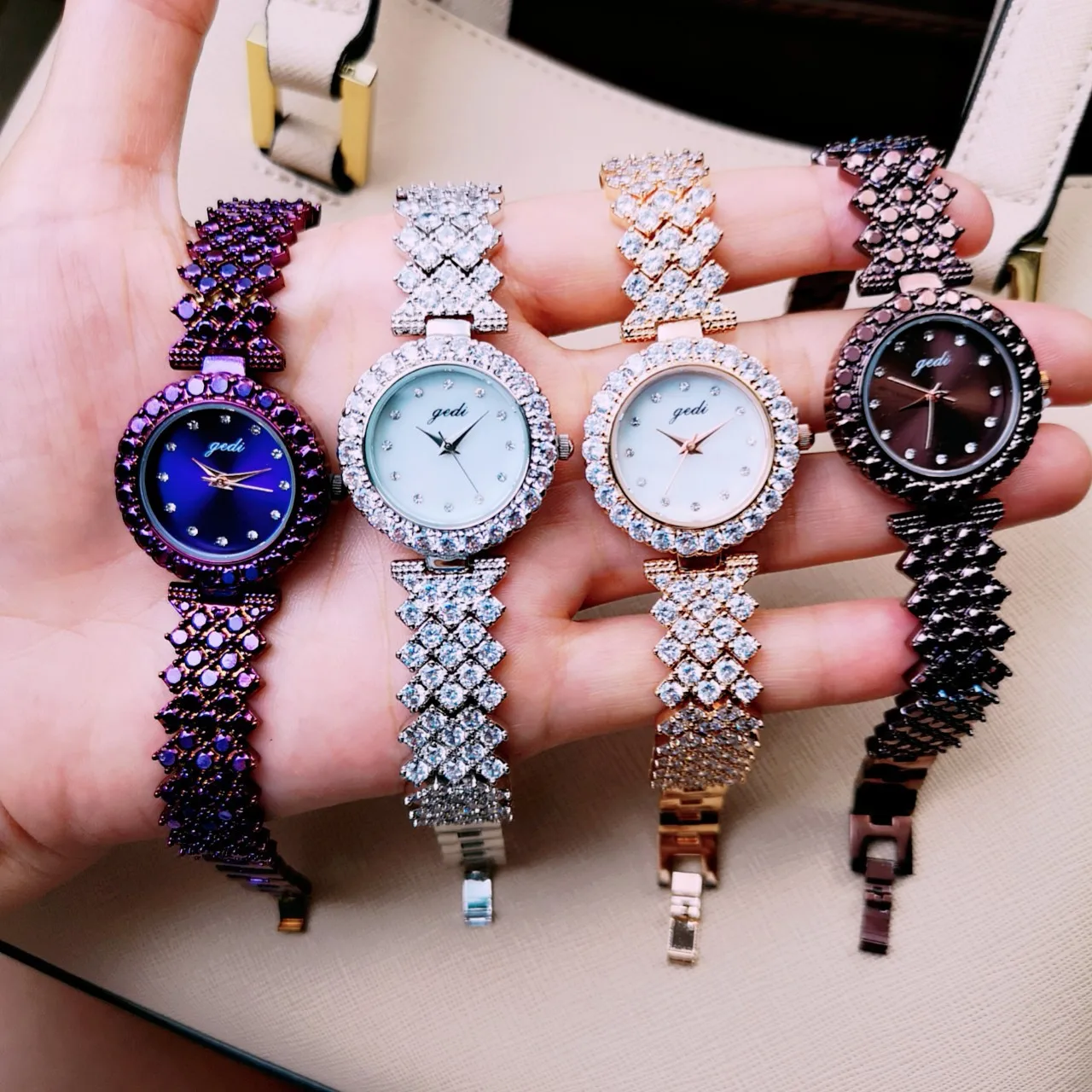 

Full of Crystals Watch Bracelets Flash Zircon Shell Dial Diamond Set Fashion Watch WOMEN'S Watch
