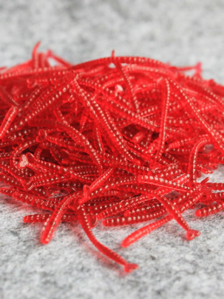 червячки красные уловка для рыбы. красные червячки для рыбалки. красные черви. силиконовые приманки навозные черви. красные черви.