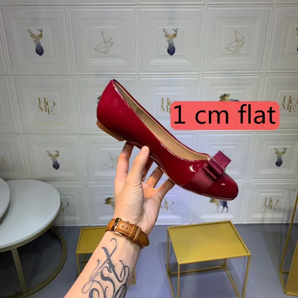 Женская обувь на плоской подошве; коллекция года; красные лаковые Кожаные Туфли-бантик для головы с декоративной металлической пряжкой; классическая женская обувь на плоской подошве - Цвет: Wine red flats