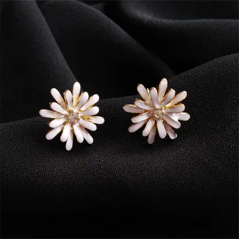 

Fashion Minimalist Style White Flowers Daisy Crystal Stud Earrings Geometrical Irregular Simple Cute Romantic Earrings for Women