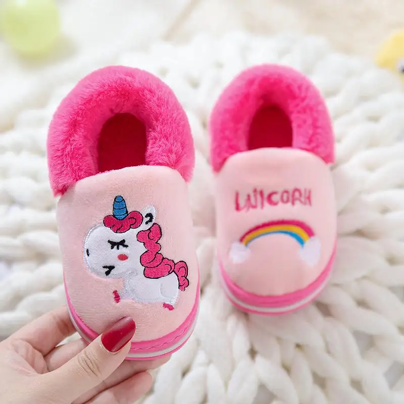 Зимние тапочки для детей; женские сандалии с единорогом для малышей; плюшевые тапочки; домашняя обувь для маленьких мальчиков; хлопковые теплые домашние тапочки для детей - Цвет: Pink