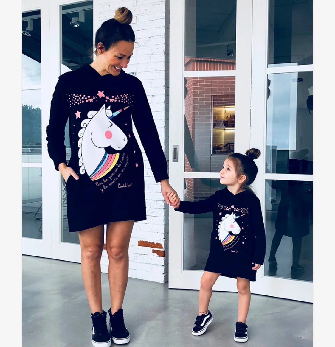 Пальто для мамы и дочки; одинаковые Рождественские свитера для всей семьи; рубашки с изображением единорога; осенняя одежда для маленьких девочек; платье «Мама и я»; толстовки - Цвет: Черный