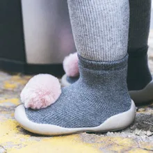 19 новые стильные весенне-летние детские носки-тапочки с пушистыми помпонами с большими глазами, носки для маленьких детей нескользящие носки с резиновой подошвой