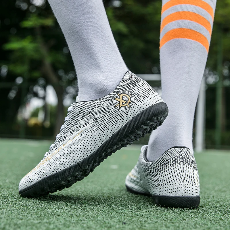 Unisex Men Boys Outdoor Ultralight Soccer Shoes Non-Slip FG/TF Ankle Boots
