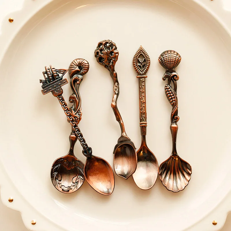 6pcs-Vintage-Spoons-Fork-Mini-Royal-Style-Metal-Gold-Carved-Coffee-Snacks-Fruit-Prikkers-Dessert-Fork(15)