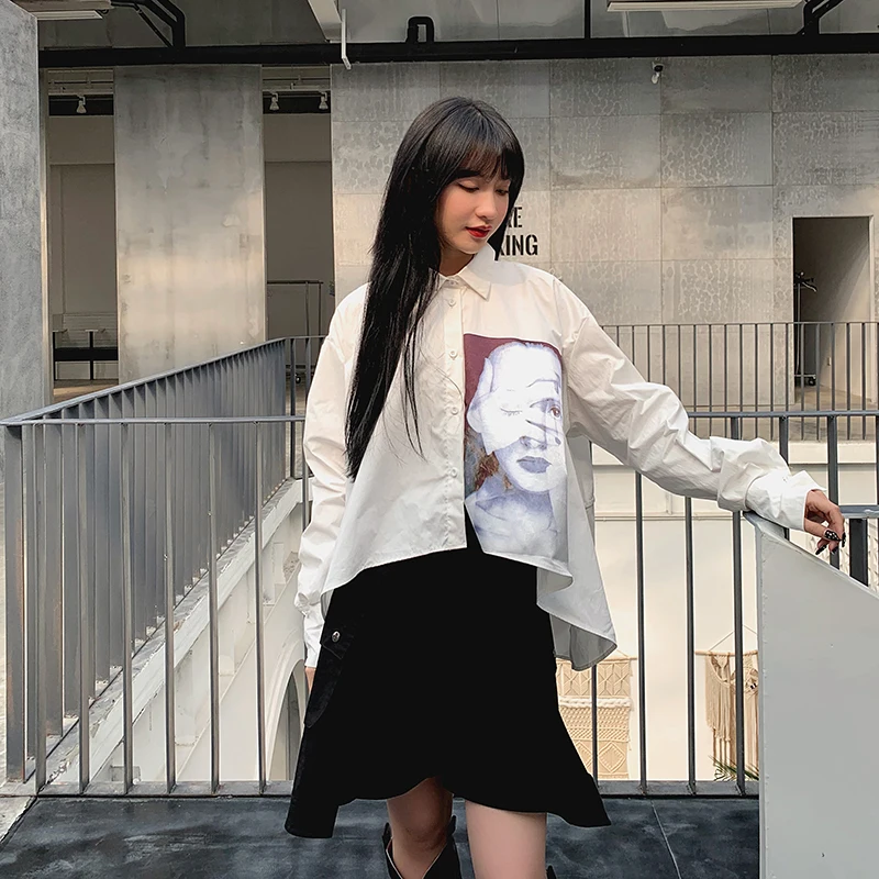 

[EWQ] 2019 Autumn New Pattern Casual Style Full Sleeve Portrait Print Irregular Hem Loose Mid Length Lapel Collar Shirt AI153