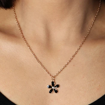 

Personality Black Flower Pendant Necklace Women Gold Chain Necklace Women Choker Dainty Jewelry Simple Rhinestone Choker Gifts