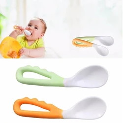 Cuillère ovale coudée pour enfants, cuillère à soupe incurvée en polypropylène trois couleurs en option 
