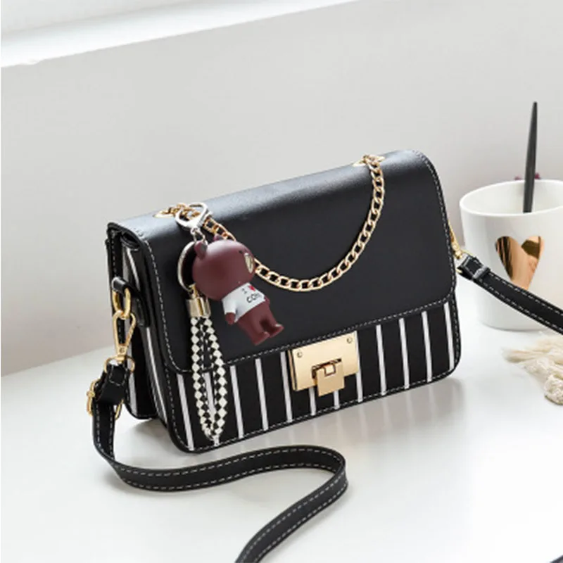 

2019 new tote bag comes with an artsy striped bag that slashes across the shoulder of a Korean student bag