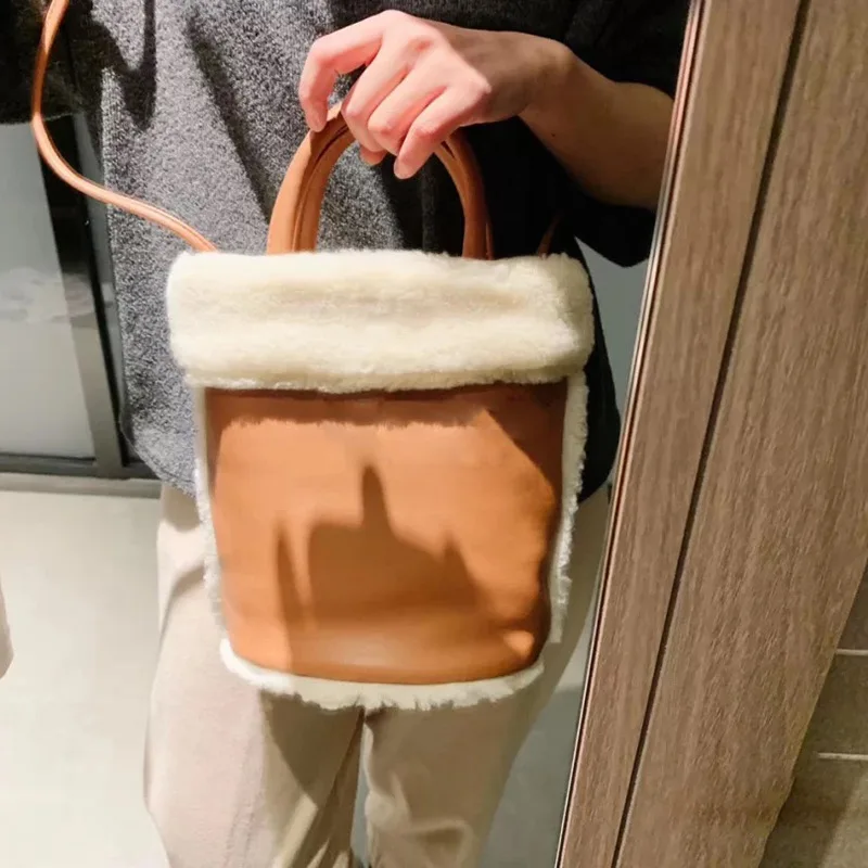 

2021 Winter Women Imitation Lambs Wool Shoulder Bag Girl Casual Soft Plush Bucket Bag Ladies Warm Faux Fur PU Patchwork Handbag