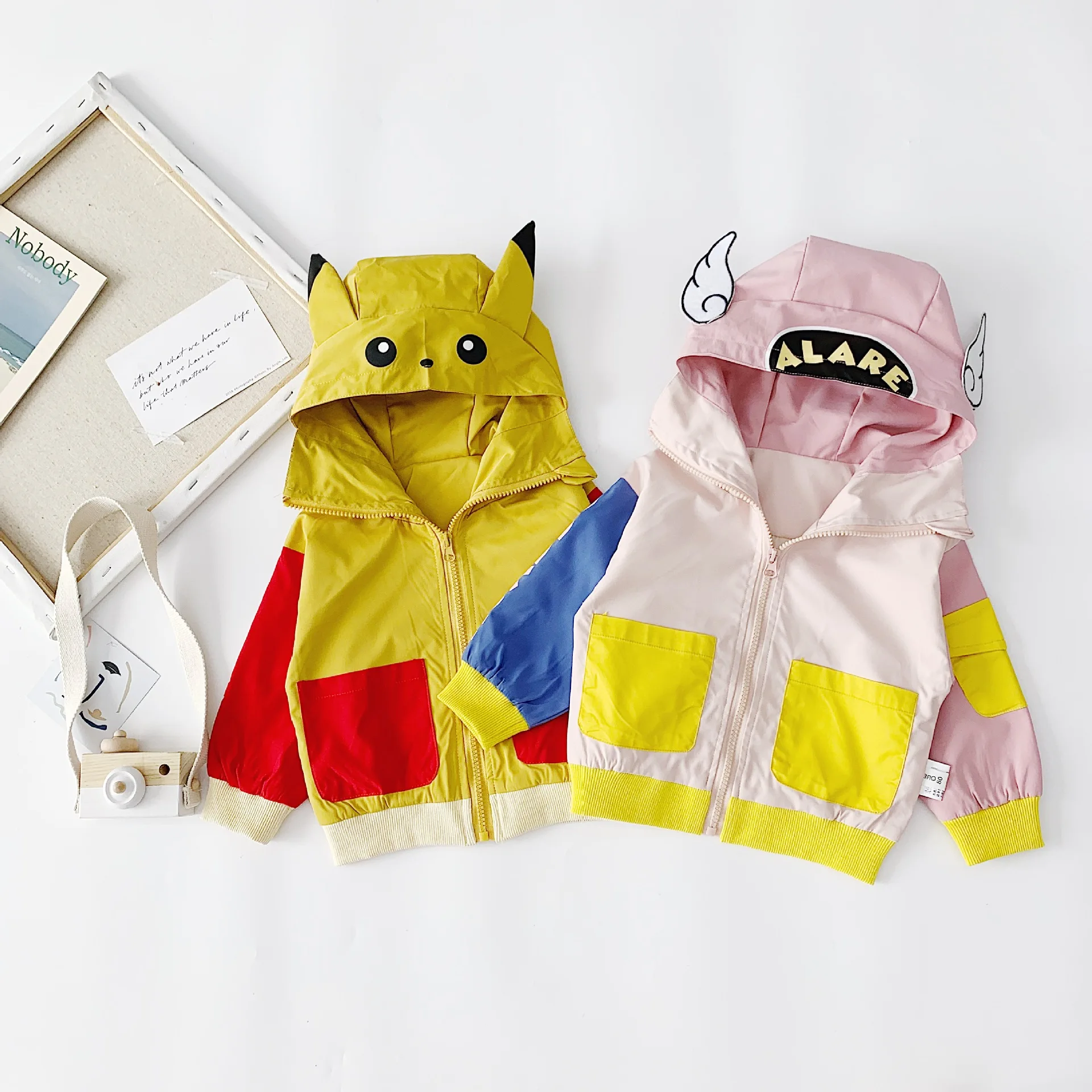 Новая Осенняя куртка для мальчиков и девочек; детская куртка с капюшоном; одежда для малышей с большими карманами