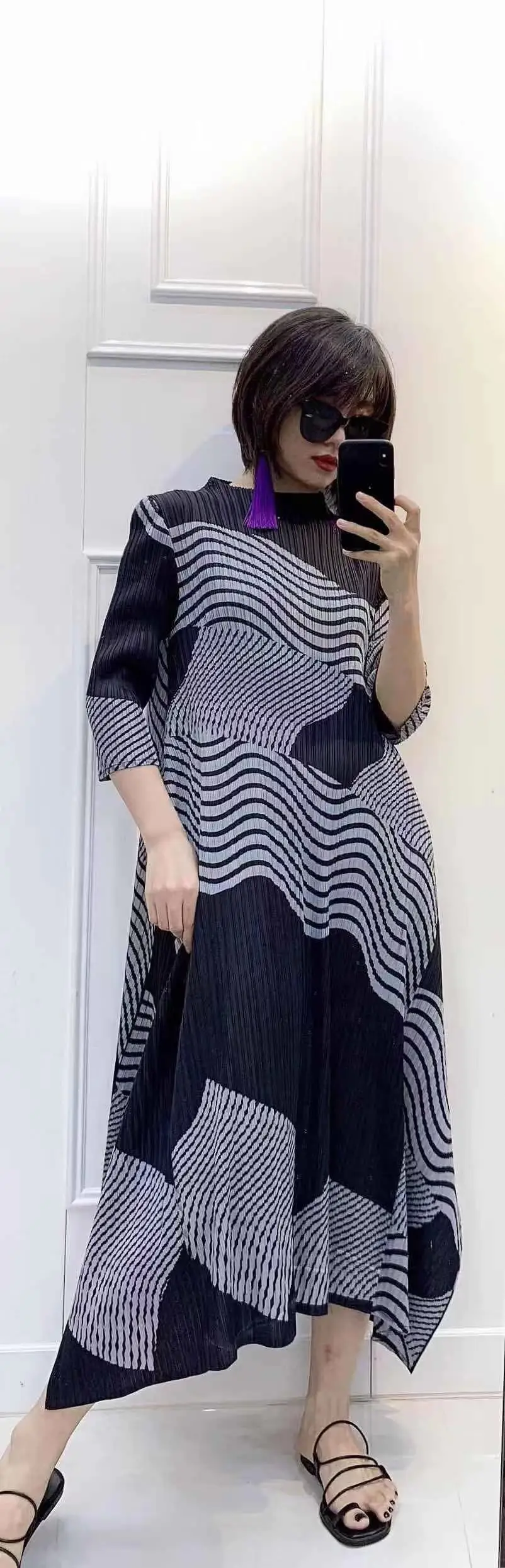 Горячая Miyake Fold геометрический принт Стенд шеи Половина рукава большое платье доступно трапециевидной формы