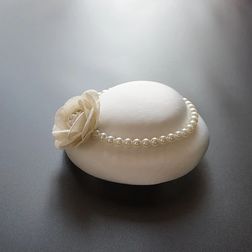 Британская винтажная мини Свадебная шляпа кружевная атласная шляпка невесты головной убор Белый Черный цветок жемчужная шляпа Федора формальный церковный головной убор - Цвет: Ivory Satin