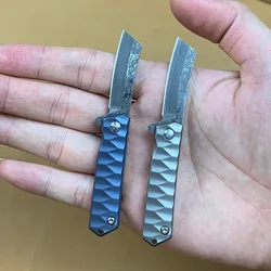 Mini cuchillo plegable de bolsillo con mango de titanio, D2/hoja de Damasco para exteriores, EDC, cuchillos de fruta para acampar, herramienta de utilidad, regalo con llavero