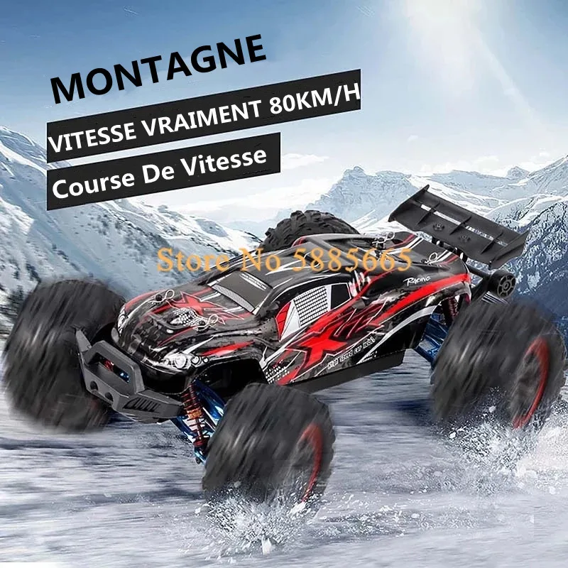 Vue de dessous du buggy RC 4WD brushless montrant la transmission intégrale et la batterie amovible.