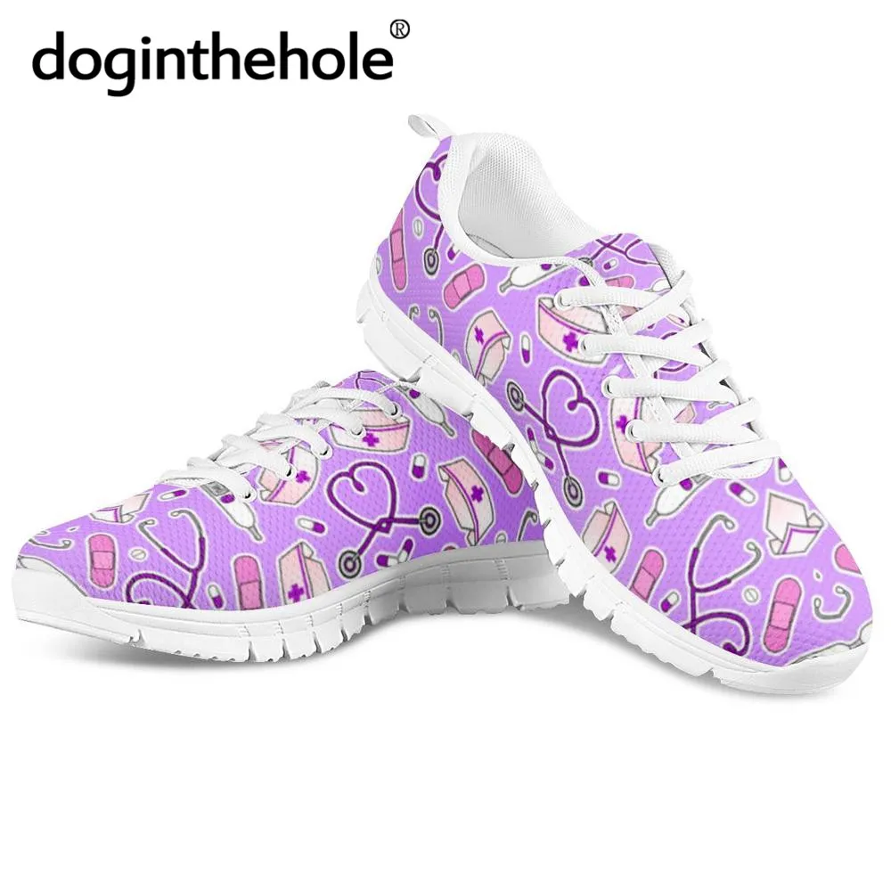 DOGINTHEHOLE/женские кроссовки для медсестры; модная прогулочная обувь для девочек с милым фиолетовым принтом; кроссовки на плоской подошве для кормления; ZapatosTenis Feminino