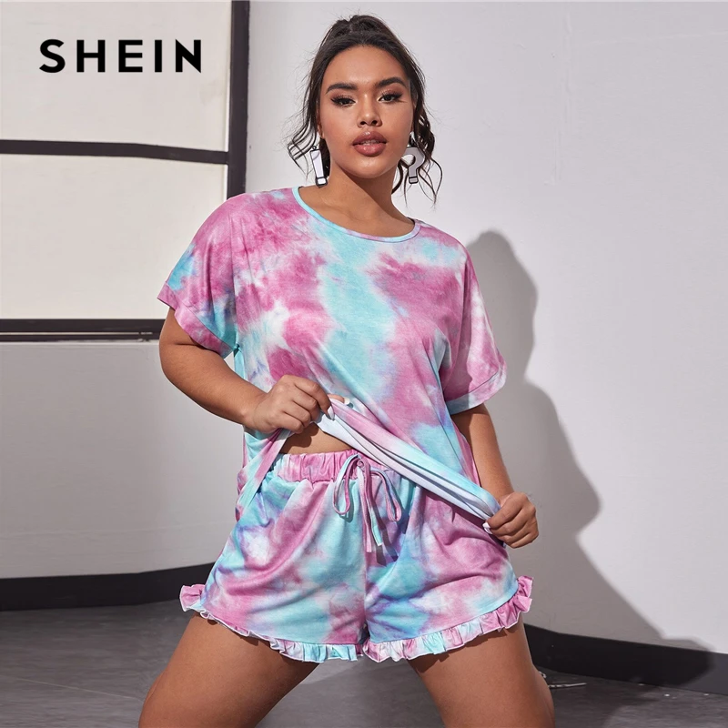 SHEIN, пижамные комплекты размера плюс, футболка с круглым вырезом и принтом в виде галстука и шорты с оборкой, женская летняя одежда для сна, повседневная одежда для отдыха, комплект из 2 предметов|Комплекты пижам|   | АлиЭкспресс