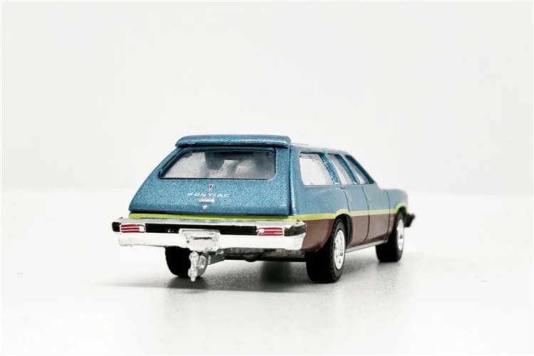 Greenlight 1: 64 Pontiac LeMans Safari Wagon 1977 gladier синий металлик w/Woodgrain без коробки