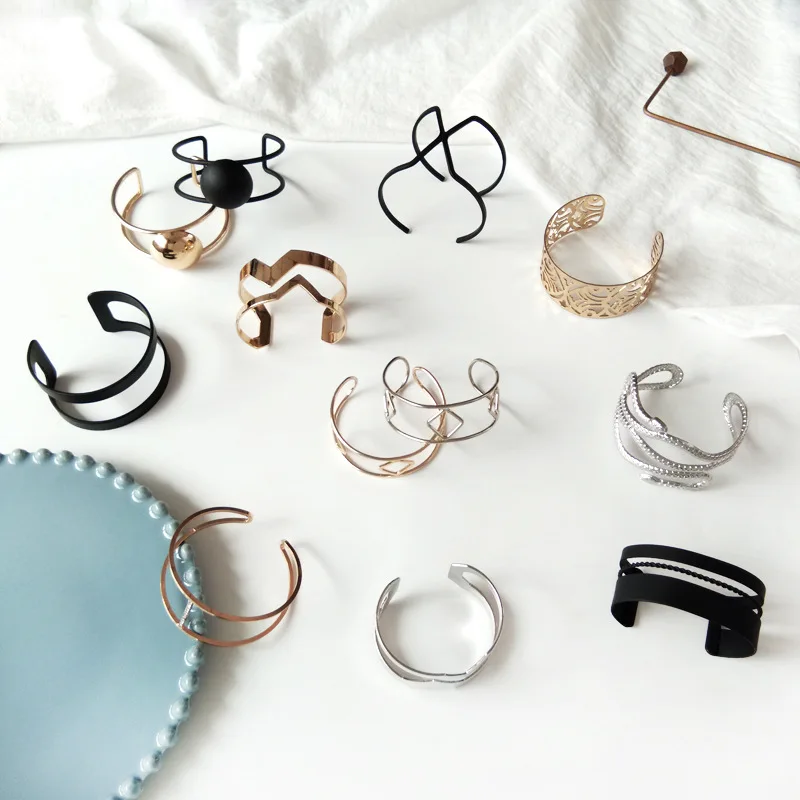 

South Korea Elegant Simple Women's Versatile Cool Air-Style Fashion Metal Textured Geometry Circle Hollow out Knot Bracelet