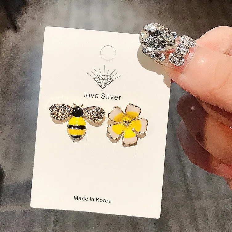 

2020 New Fashion 925 Silver Needle Personality Bee Flower Stud Earrings Female Small and Fine Daisy Flower Dripping Oil Jewelry