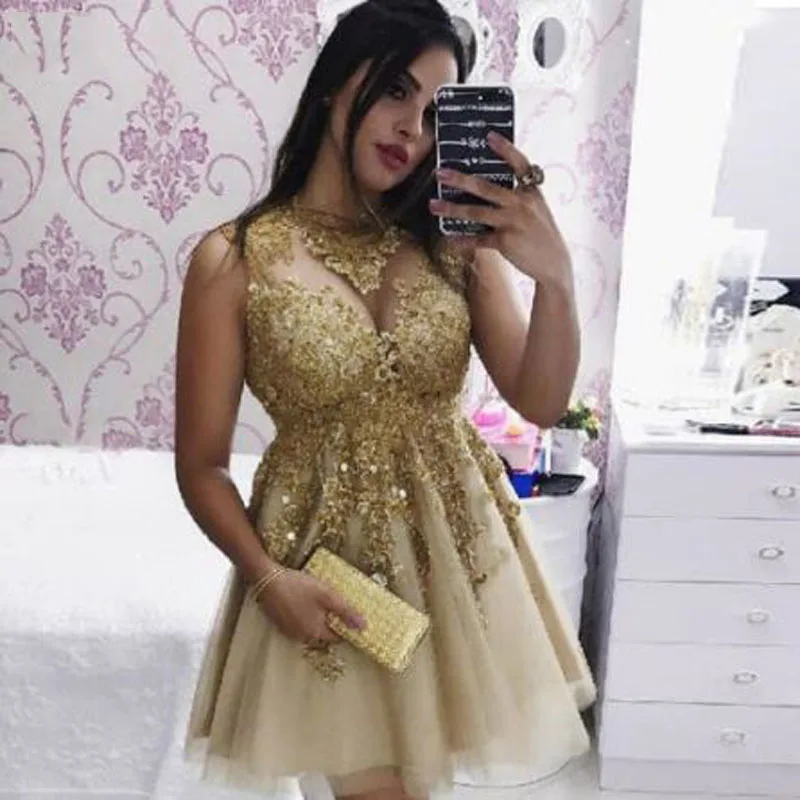 

Gold Lace Applique Beading Pleat A-line Cocktail Dresses Simple Sleeveless Scoop Neck Mini Party Gown коктейльное платье
