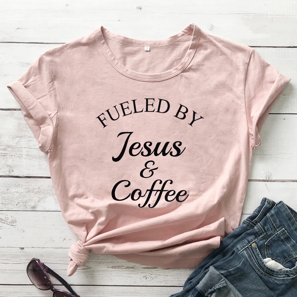 Fueled By Jesus& coffee Футболка женская Религиозная Христианская графическая Футболка Топ модная женская Мотивационная Библейская стих церковная футболка