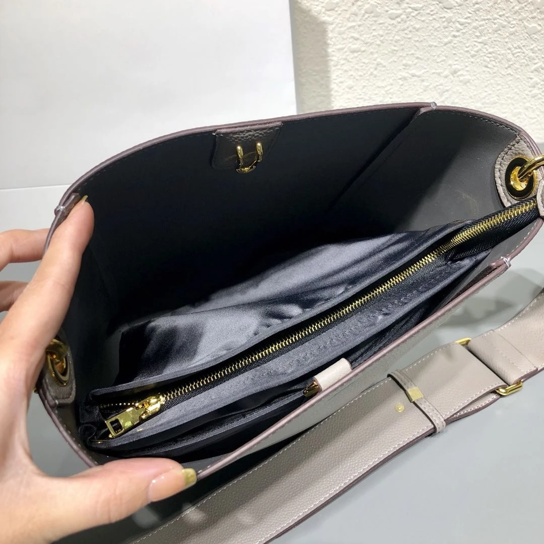 2020 new brand women's leather handbag messenger bag fashionable and durable