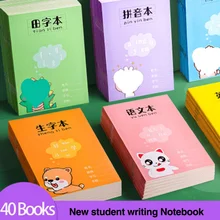 40 élèves chinois du primaire et enfants apprennent le livre Pinyin, cahier de maths