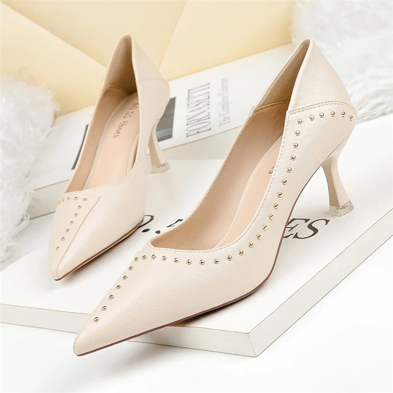 Женские туфли-лодочки с заклепками Элегантные дизайнерские туфли из мягкой кожи