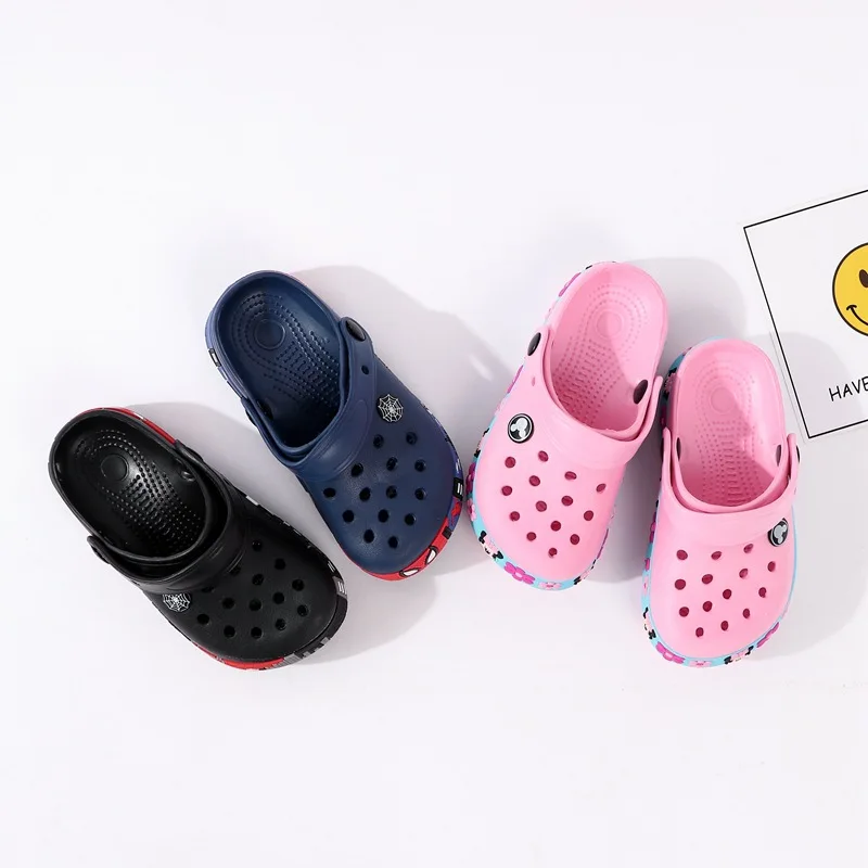 Новые детские сандалии и тапочки, летняя детская обувь с отверстиями на мягкой подошве для детей 1-8 лет, Нескользящие Изящные детские тапочки, размер 24-35