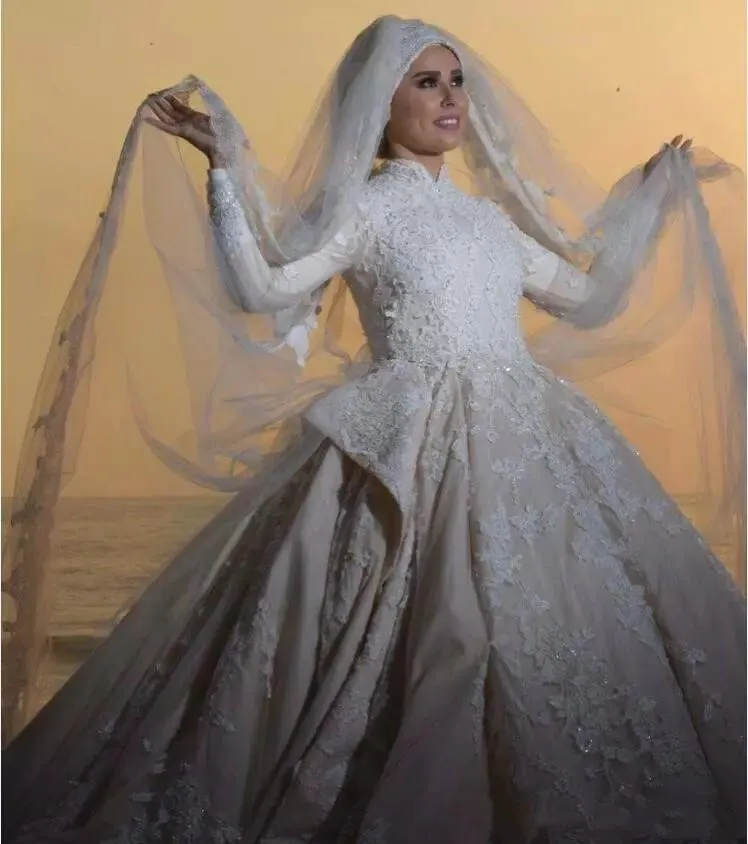 

Wedding Dresses 2020 Arabic Dubai White Lace Appliqued Puffy Luxury Bridal Gowns Long Sleeve Sweep Train Plus Size
