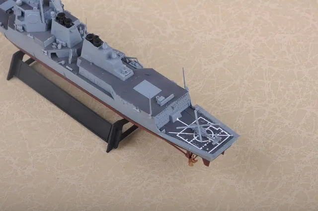 Трубач собрал модель военных кораблей 1/700 Арли Берк-класса "Ларсон" управляемый ракетный Разрушитель 83412