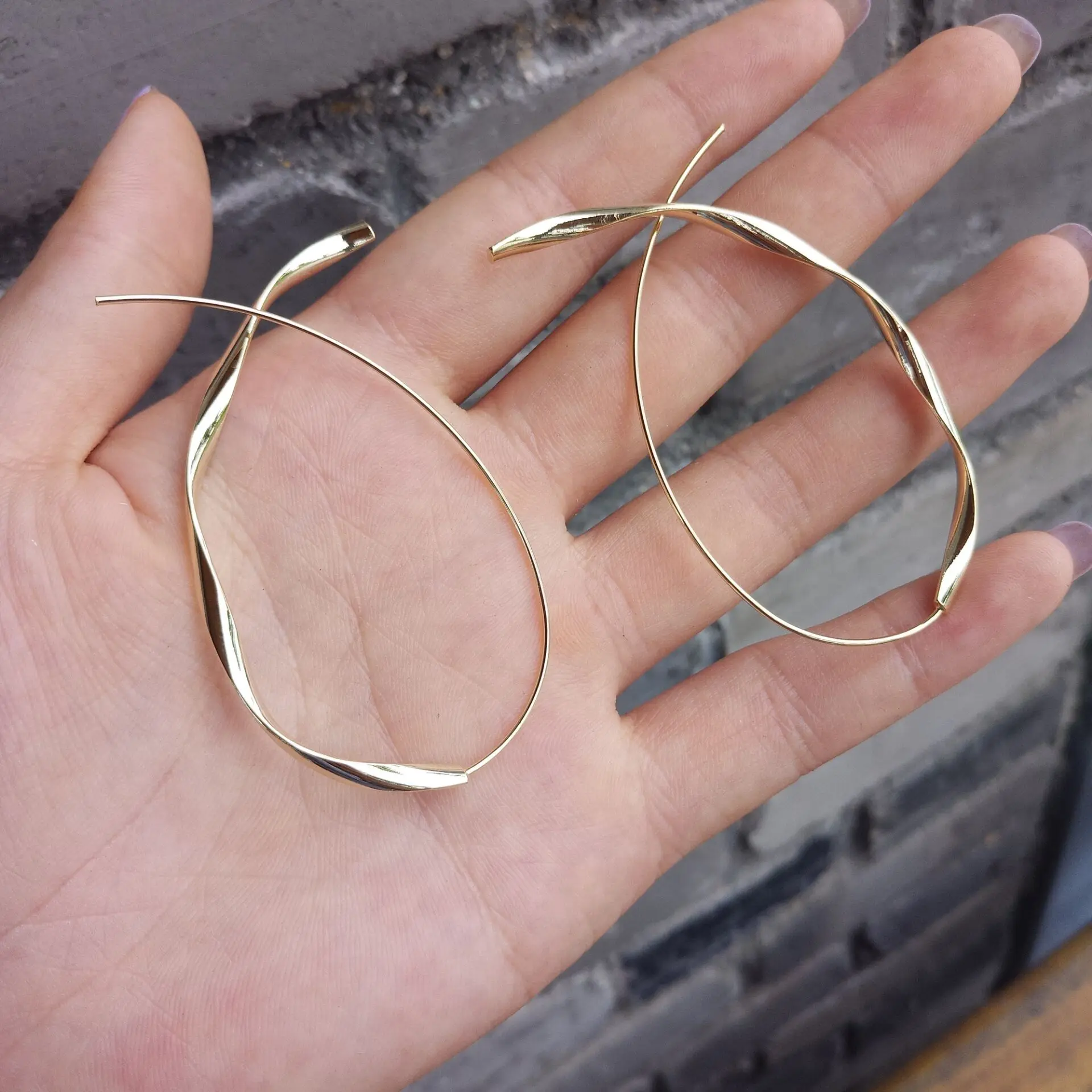 Glossy gold Новые винтажные металлические золотые серебряные геометрические Твист с волнообразными линиями Висячие серьги для женщин ручной работы матовые большие овальные серьги ювелирные изделия - Окраска металла: Glossy gold