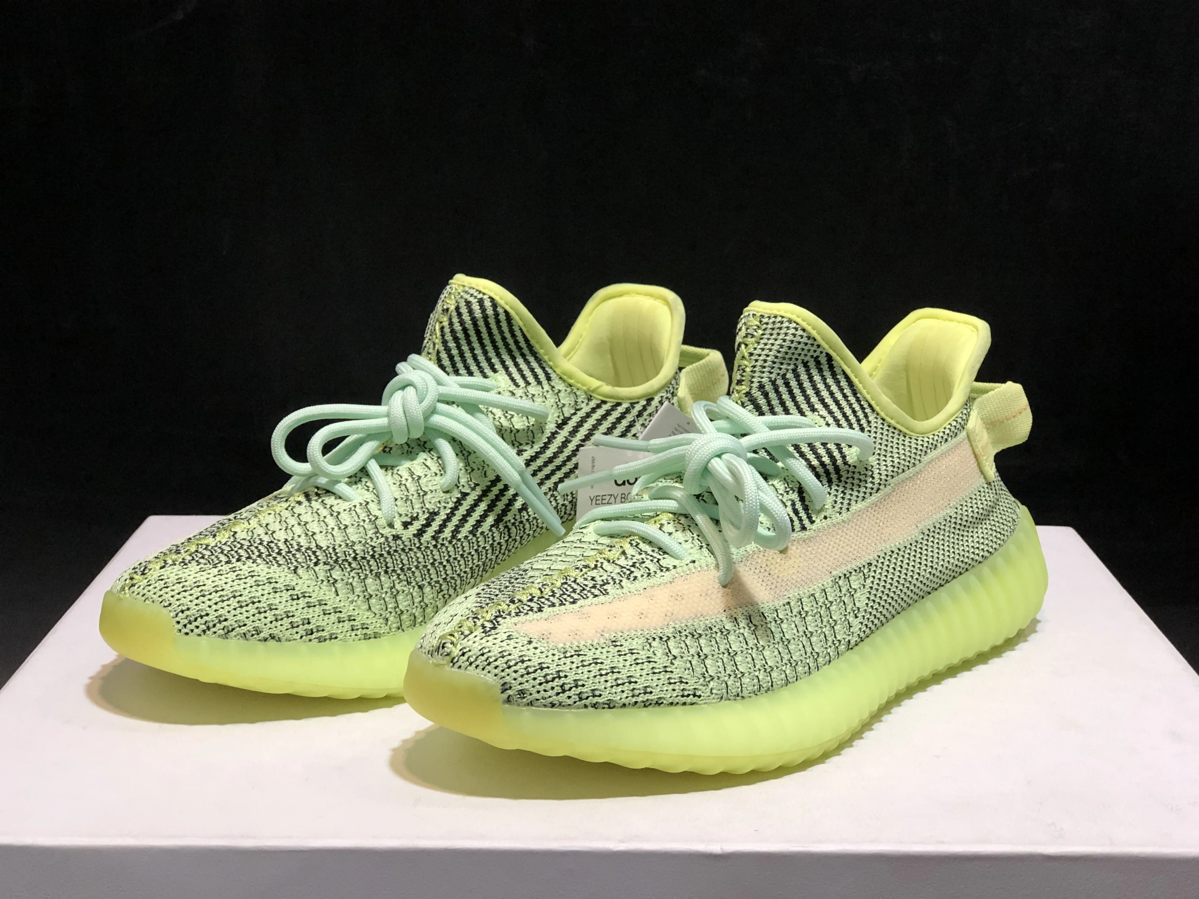 Новое поступление дышащие кроссовки yeezys air 350 v2 для мужчин и женщин, спортивные кроссовки 350v2, кроссовки унисекс, размер 36-46