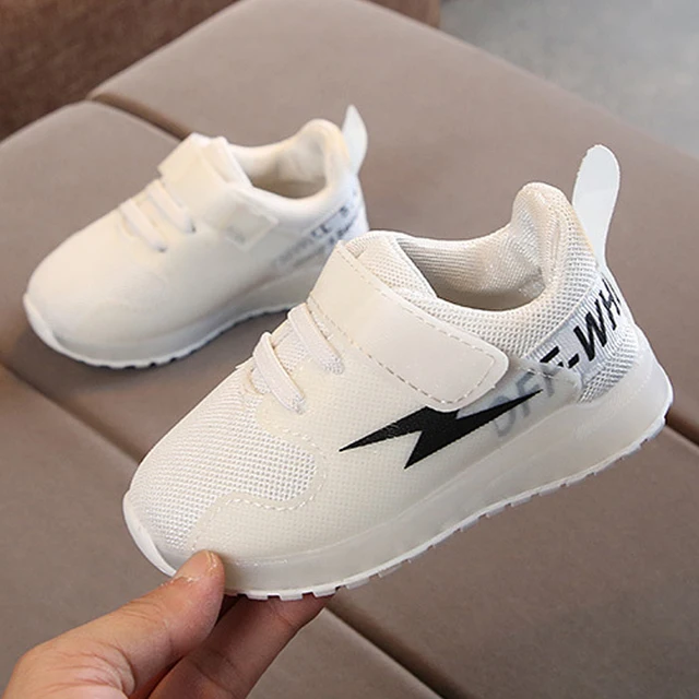 Niños Niñas moda Lightning zapatos LED niños malla transpirable luz Up zapatillas niños zapatillas Casual correr deportes zapatos - Imagen 2