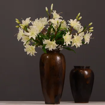 

The living room table is decorated with artificial flowers fake flowers furnishing articles fake Lilium nanum