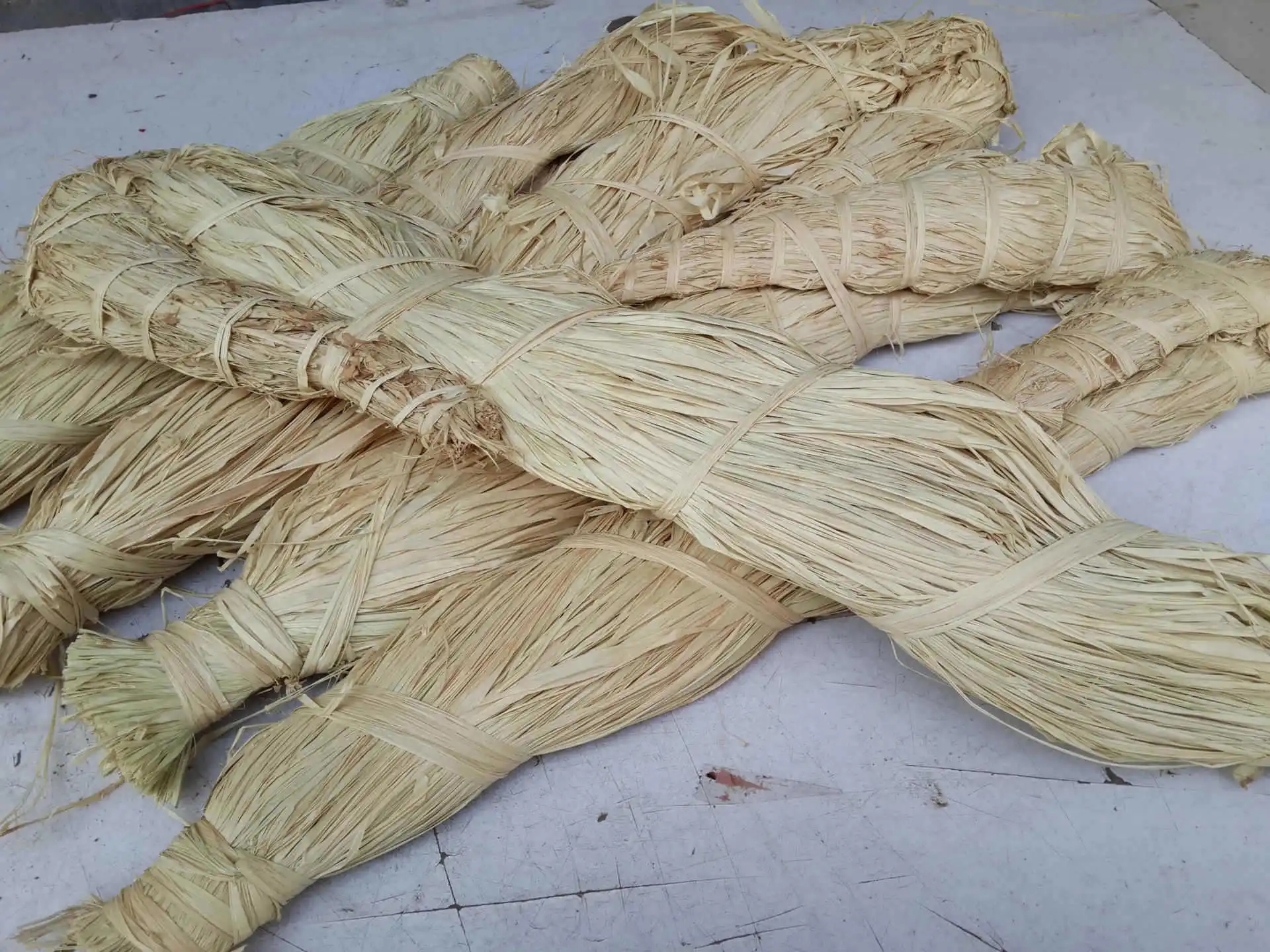 RF1502 Natural Raffia Grass Yam Gift Box Wine Cosmetics Packaging Decoration Filler Raffia Silk