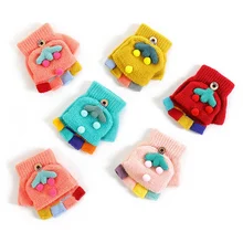 Милые детские перчатки с милым рисунком клубники; зимние теплые хлопковые вязаные варежки С Откидывающейся Крышкой для От 2 до 6 лет; разные цвета