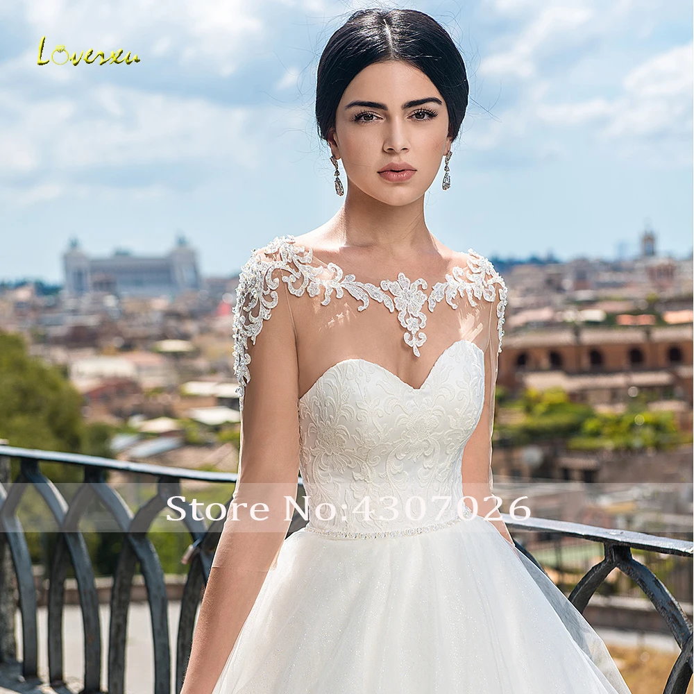 Loverxu трапециевидные блестящие свадебные платья Demure аппликация с коротким рукавом Свадебные платья без спинки со шлейфом Свадебное платье размера плюс