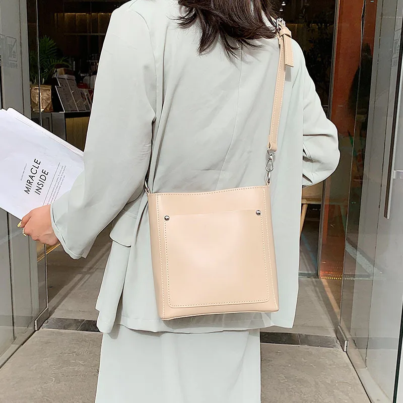 

2019 the new three-dimensional bucket bag carries women's bag with large capacity, one shoulder and one shoulder.