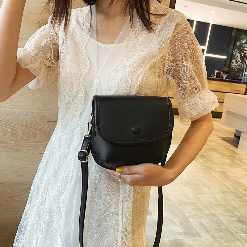 

2019 new simple shell small square bag magnetic buckle shoulder slung bag