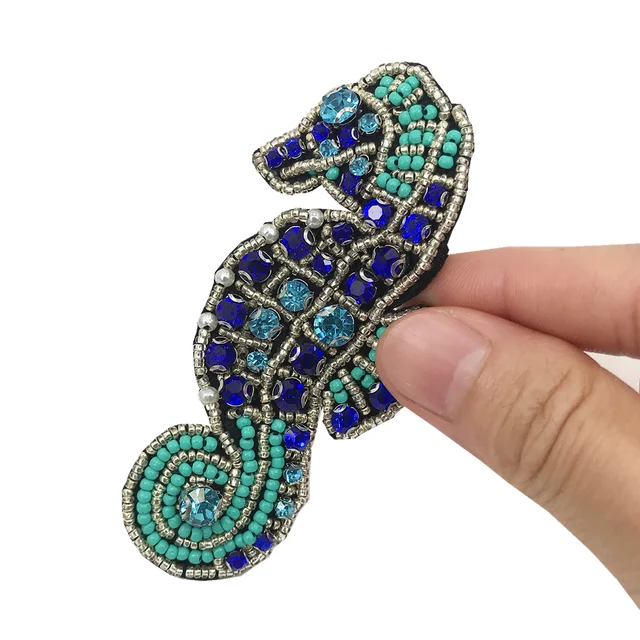 Embelezando Roupas com Bordados Espetaculares: Seahorse, Golfinho e Peixe com Pedras e Miçangas Embelezando Roupas com Bordados Espetaculares: Seahorse, Golfinho e Peixe com Pedras e Miçangas