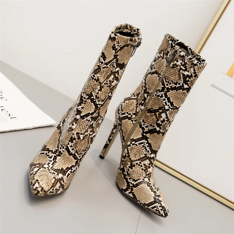 Женские ботильоны на высоком тонком каблуке 11,5 см; ботинки для стриптиза из змеиной кожи размера плюс; модная обувь для девушек в готическом стиле на каблуке со змеиным принтом;