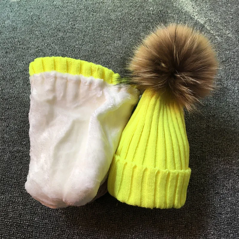 Мяч из натурального меха енота шапки плюс бархат зимняя шапка для детей мальчик девочка теплый мех Pom Poms Лыжная Шапка Меховая кепка с помпонами
