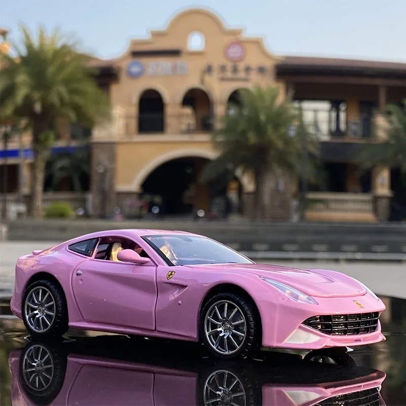Модель супер Спортивного Автомобиля Ferrari F12 Розовая модель автомобиля из сплава