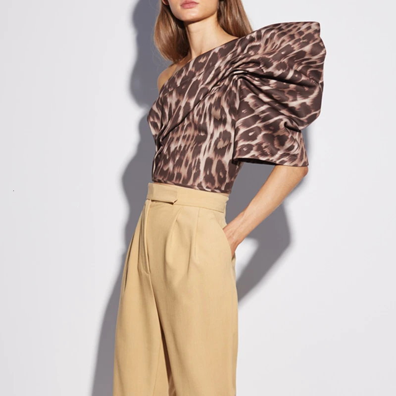 Cena TWOTWINSTYLE Leopard bluzki dla kobiet ukośny kołnierz Puff tunika na długi rękaw Ruched nieregularne koszule damskie moda 2019 odzież